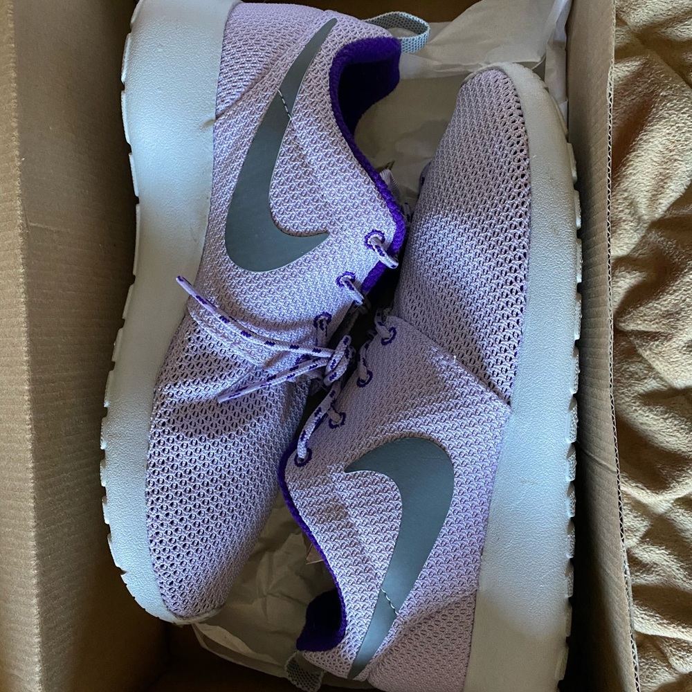 Lavender Nike Roshe Runs Sz 7 women’s Like New
